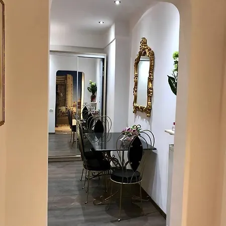 Vintage Ap Next To Grand Apartment Bukarest